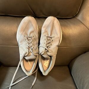 Nike Men's Light Gray Athletic Shoes